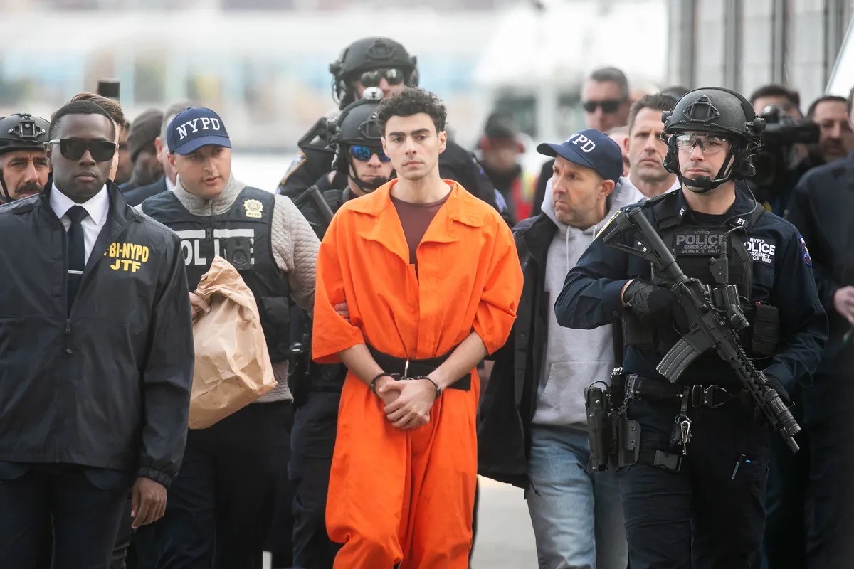 Photograph of Luigi Mangione walking into court hearing.